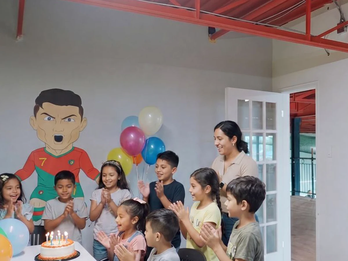 Enfants célébrant un anniversaire soccer dans la salle de fête FootVibe