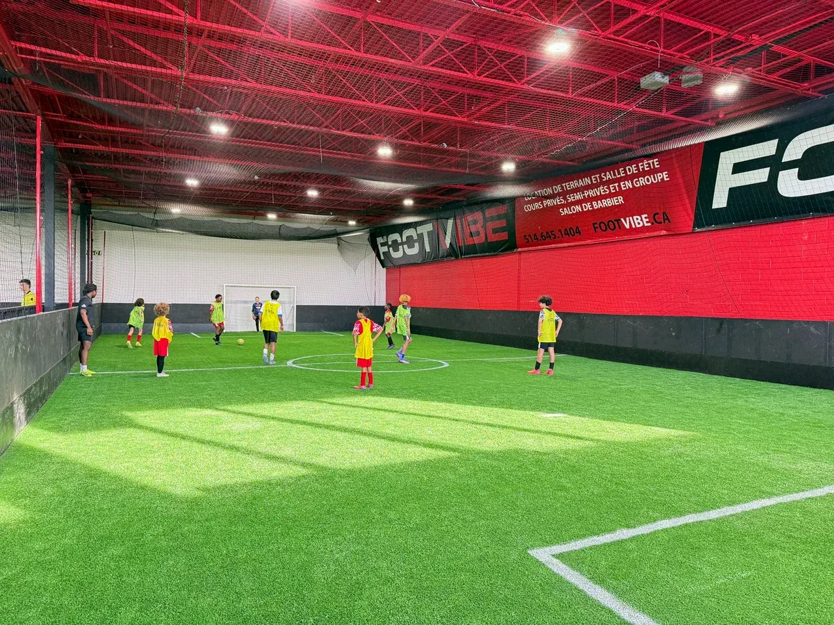 Terrain de soccer intérieur FootVibe loué pour une partie entre amis à Montréal-Est
