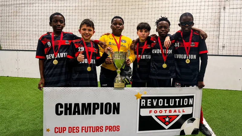 Joueurs de Révolution Football champions de la Cup des Futurs Pros avec leur trophée